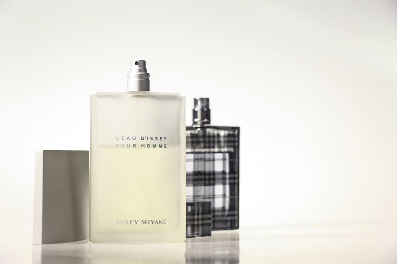 Inspektion von Glasflaschen mit KI 1 perfume bottle and packaging