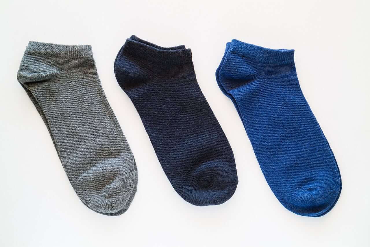 靴下の外観不良検出 1 3 pairs of ankle socks on a white background