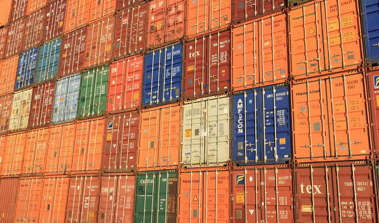 Reconhecimento de ALPR e Números de Contêineres de Transporte Usando IA 1 shipping containers stacked in a commercial port