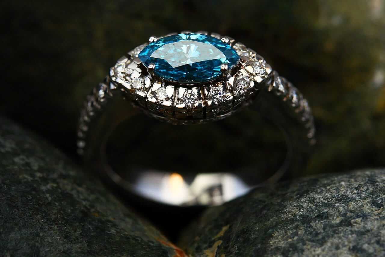 Automatisierte Handhabung zerbrechlicher Waren mit KI 4 luxury blue diamond ring