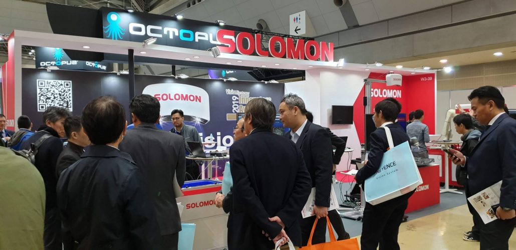 Visitors to Solomon's booth at iREX 2019 in Tokyo