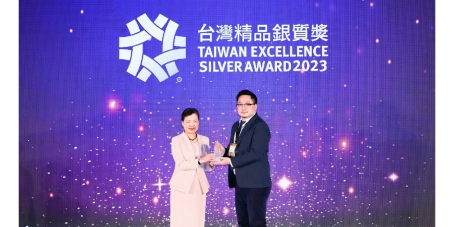 Solomon's Senior Product Manager, Michael Lee, (right) is presented with the Taiwan Excellence Silver Award 2023.