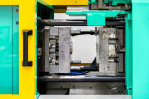 射出成形機の運用状況監視 4 metal or plastic injection mold machine setup on high pressure