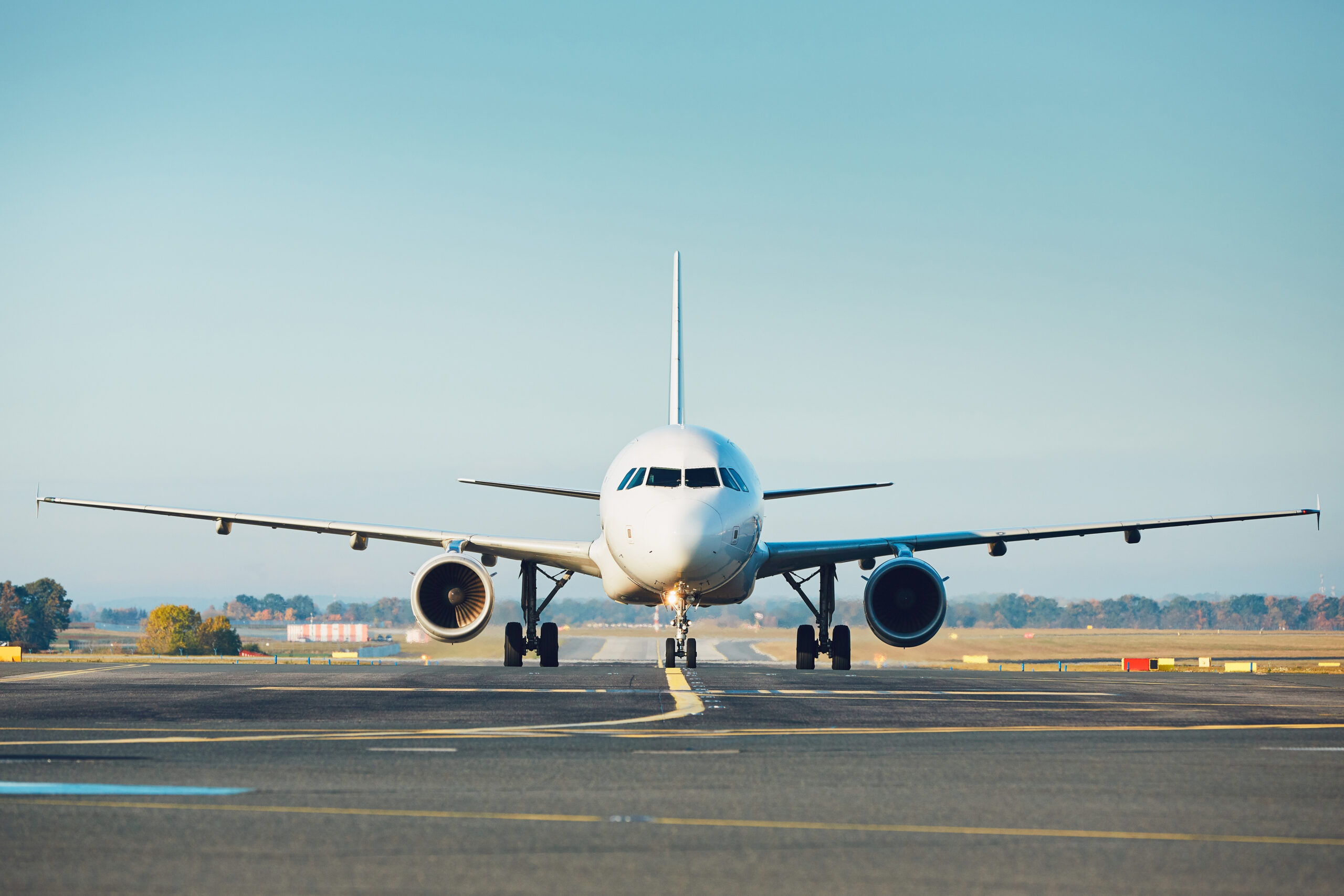 항공 공항 교통 상황. 비행기가 활주로로 이동 중입니다.