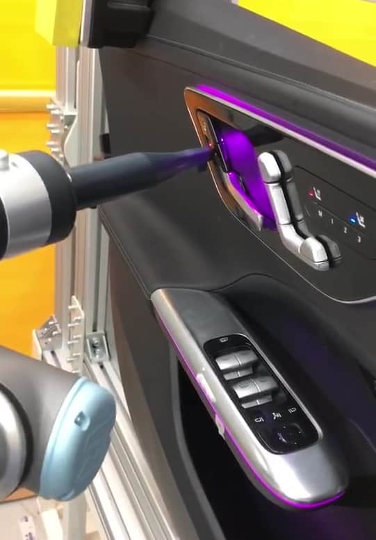 Inspektion der Autotürmontage mit KI 2 car door on automotive assembly line inspected by UR robot arm