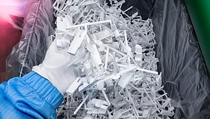 AIを使用してプラスチック部品のリサイクル検証を行う 5 leftover plastic parts from plastic injection molding machine