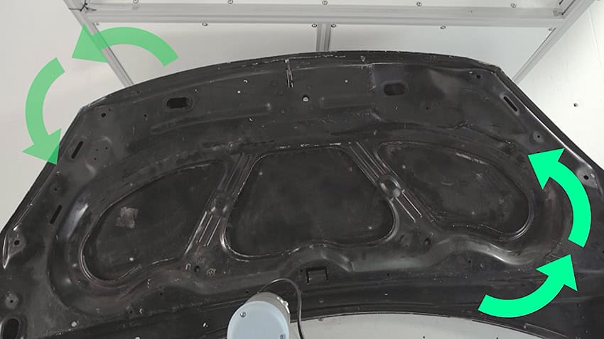 Ispezione del cofano di un’auto tramite visione artificiale robotica basata sull’IA Braccio robotico che utilizza la visione artificiale basata sull’IA per ispezionare il cofano di un’auto alla ricerca di graffi e ammaccature sulla superficie.