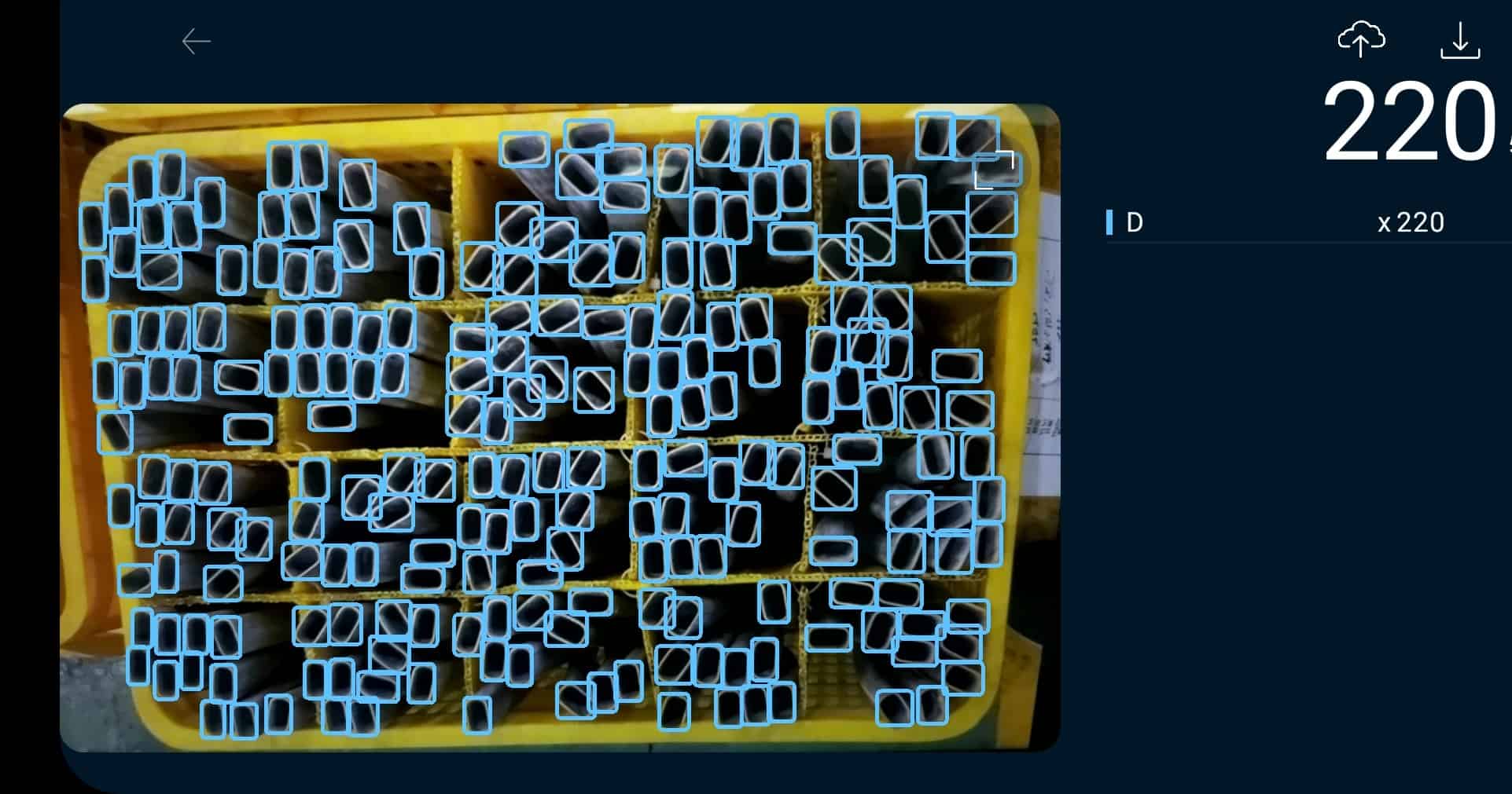 Conteggio tramite visione artificiale AR + IA Sistema di visione AR + IA che sovrappone il conteggio digitale sui tubi metallici all’interno di una cassa di plastica.