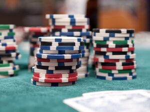 AIを用いたカジノチップのカウント検証 2 casino chips on a poker table