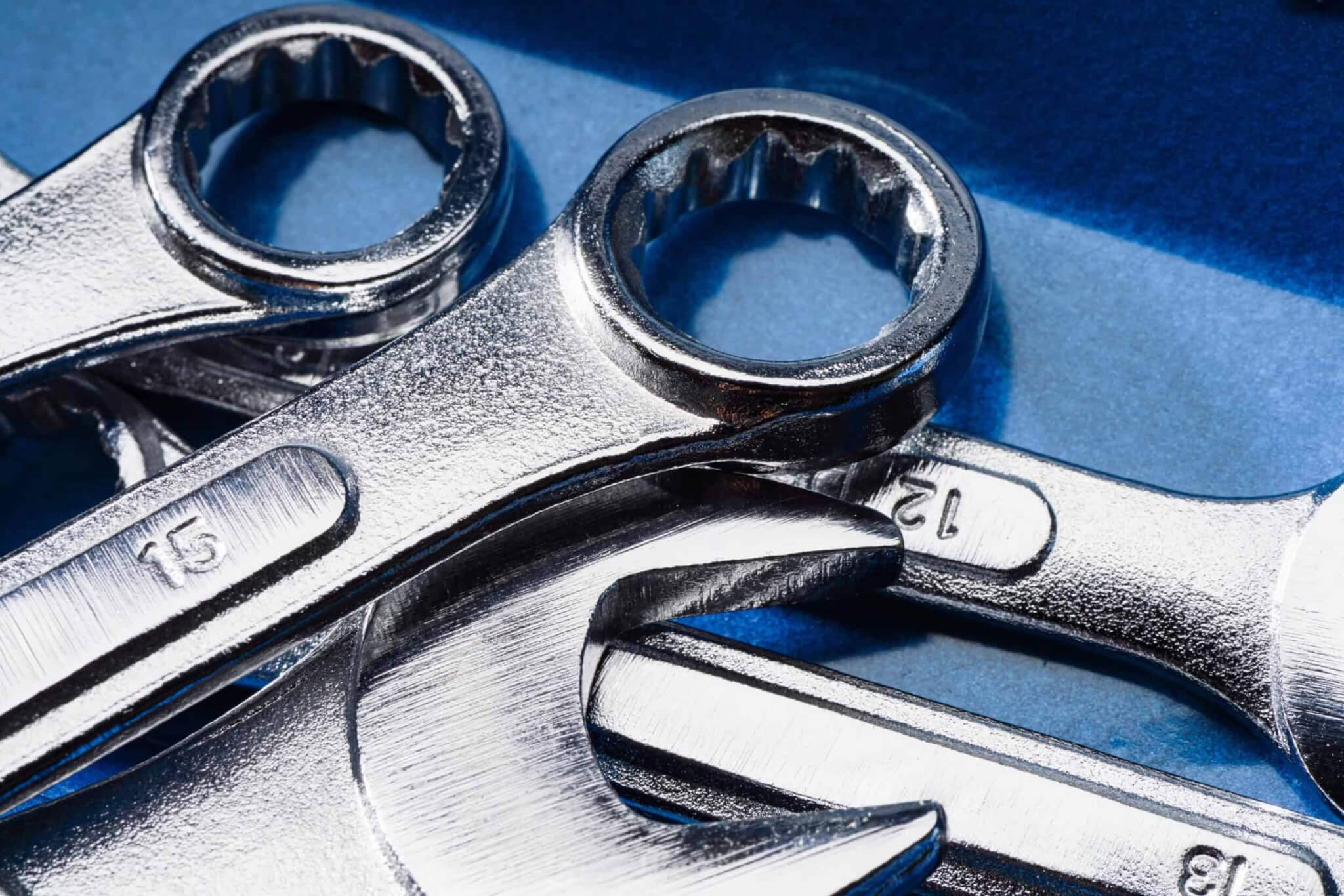 Rilevamento dei difetti nelle chiavi regolabili con l’intelligenza artificiale 2 set of steel wrenches and spanners on a blue background