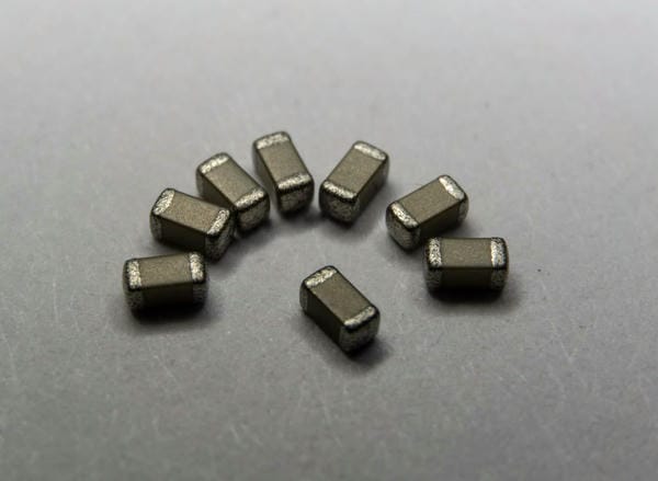 Phát hiện Lỗi MLCC bằng AI 2 8 MLCCs on a blank background