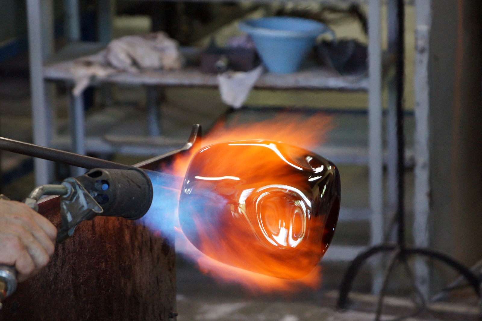 漸層玻璃瓶瑕疵檢測 1 person holding torch and metal