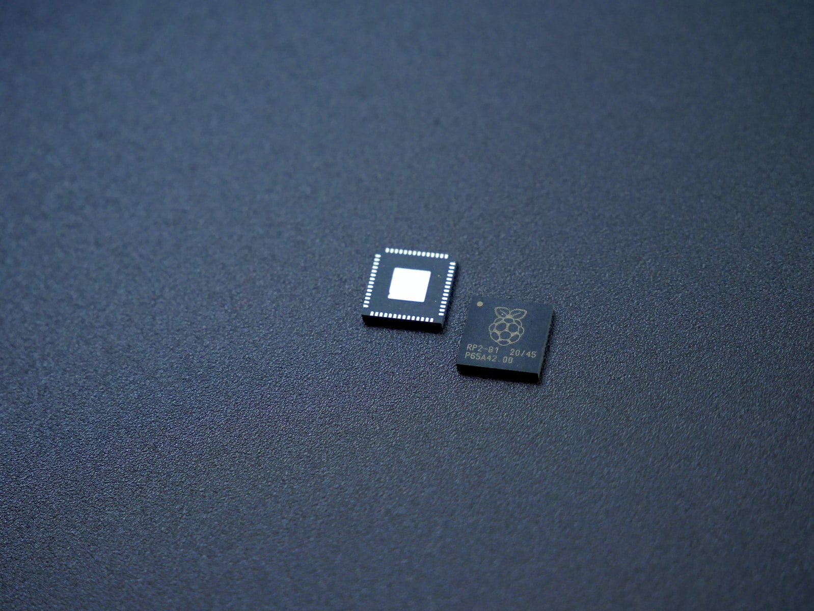 Kiểm tra linh kiện bán dẫn bằng AI 1 a couple of microchips sitting on top of a table