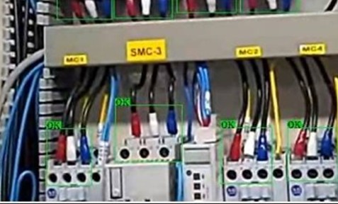 Ispezione dell’Impianto Elettrico con AR + AI 3 AI inspection of a wiring panel showing correct cable placement