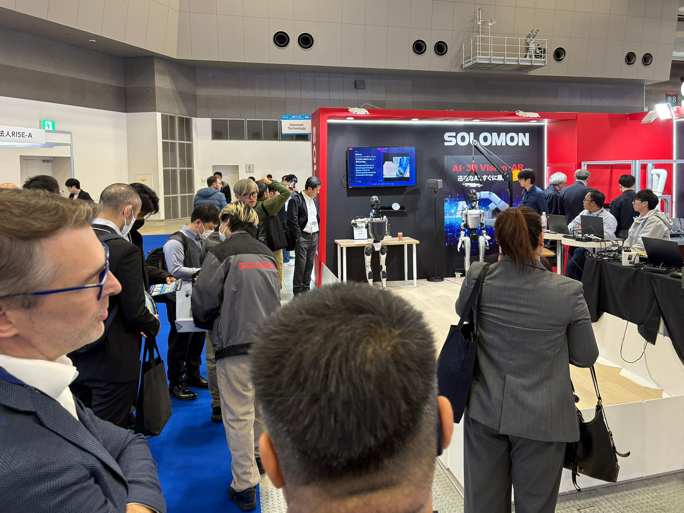 所羅門 AI 人形機器人示範於 iREX 2025 參觀者聚集在所羅門 iREX 2025 展位,觀看最新的人形機器人及 AI 視覺技術。展位現場展示物理 AI 代理人執行實際任務的演示。